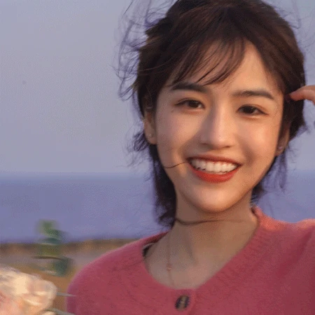 手拿花束，笑容超好看的小清新，甜美，可爱，复古网图女生微信头像图片