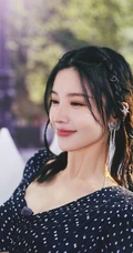 杨子姗着波点衣长裤套装气质慵懒复古写真照