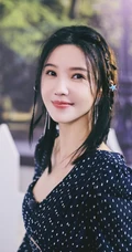 杨子姗着波点衣长裤套装气质慵懒复古写真照