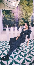 杨子姗着波点衣长裤套装气质慵懒复古写真照