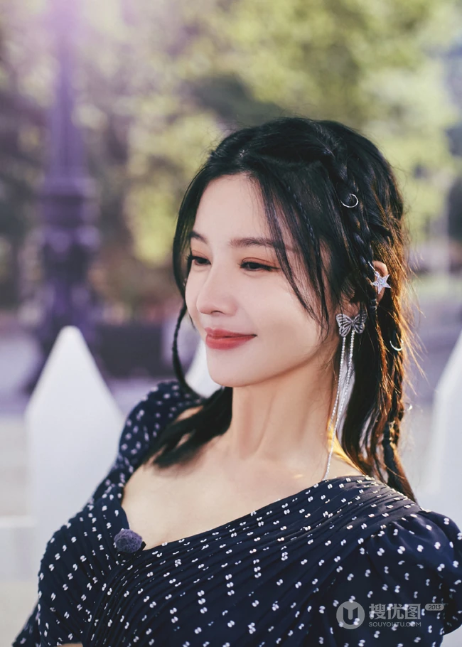 杨子姗着波点衣长裤套装气质慵懒复古写真照