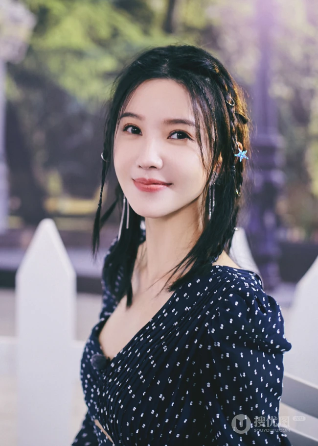 杨子姗着波点衣长裤套装气质慵懒复古写真照