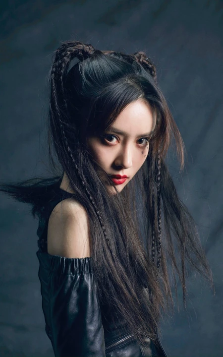 孟子义双马尾带小辫发型酷帅写真照