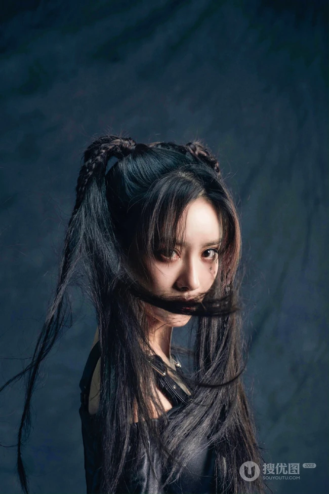 孟子义双马尾带小辫发型酷帅写真照