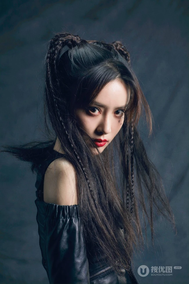 孟子义双马尾带小辫发型酷帅写真照