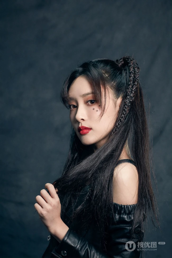 孟子义双马尾带小辫发型酷帅写真照