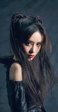 孟子义双马尾带小辫发型酷帅写真照