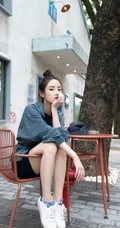 章乐韵黑色连衣裙搭浅灰夹克户外街拍美照