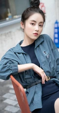 章乐韵黑色连衣裙搭浅灰夹克户外街拍美照