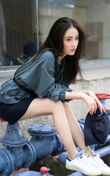 章乐韵黑色连衣裙搭浅灰夹克户外街拍美照