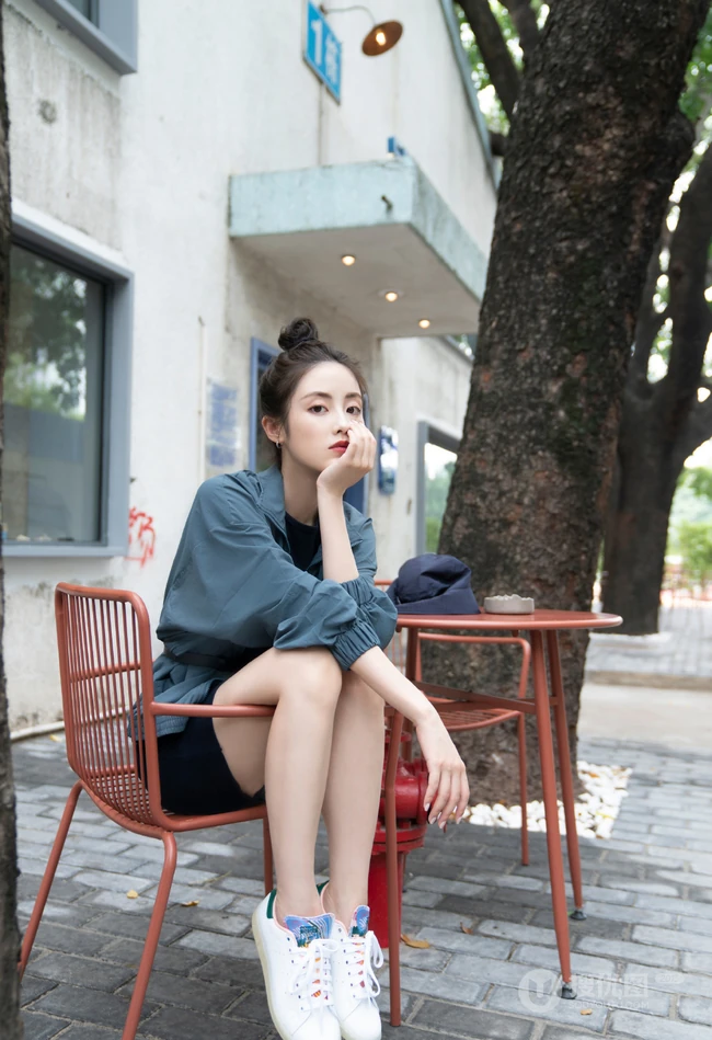 章乐韵黑色连衣裙搭浅灰夹克户外街拍美照