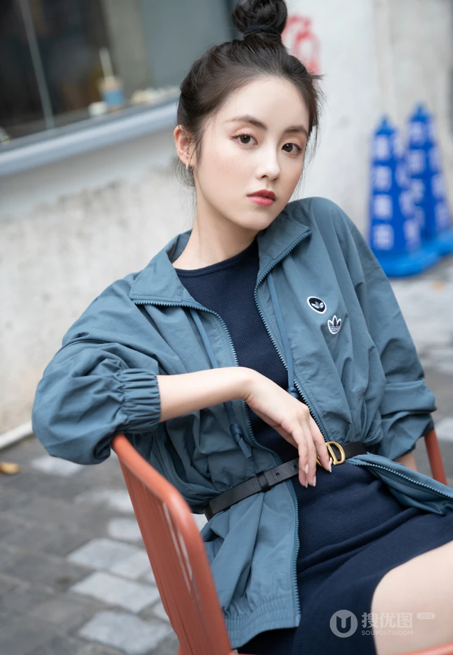 章乐韵黑色连衣裙搭浅灰夹克户外街拍美照