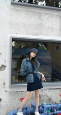 章乐韵黑色连衣裙搭浅灰夹克户外街拍美照