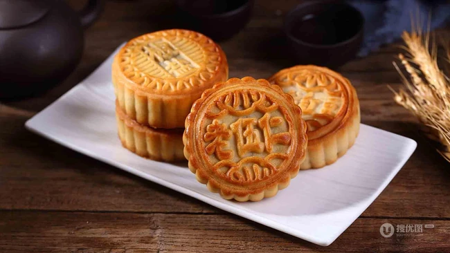 摆在桌面上，一看就很好吃的颜色金黄广式月饼高清大图 第9张