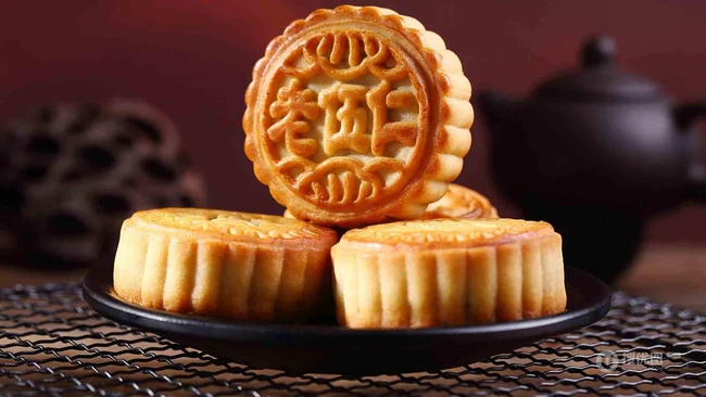 摆在桌面上，一看就很好吃的颜色金黄广式月饼高清大图 第8张