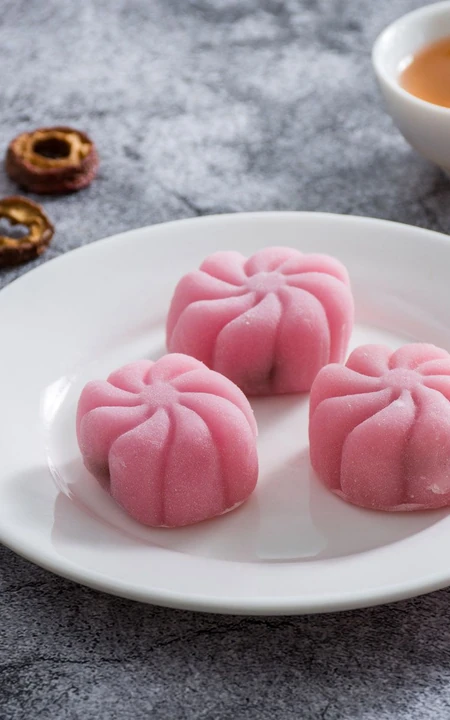 冰皮月饼，做工精致，小巧，好看好吃的粉色冰皮月饼高清大图