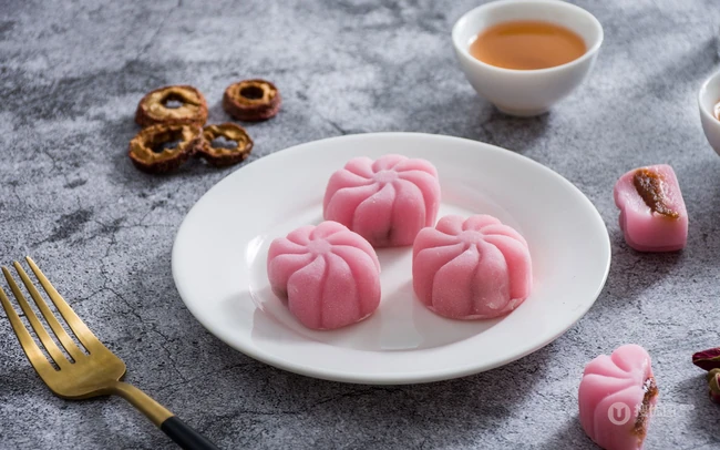 冰皮月饼，做工精致，小巧，好看好吃的粉色冰皮月饼高清大图 第1张