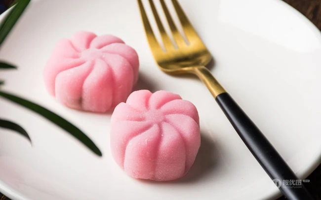 冰皮月饼，做工精致，小巧，好看好吃的粉色冰皮月饼高清大图 第3张