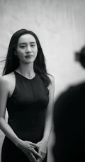王智气质时尚黑色无袖长裙写真