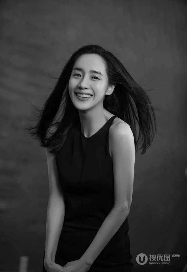 王智气质时尚黑色无袖长裙写真