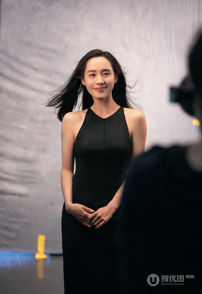 王智气质时尚黑色无袖长裙写真