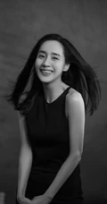 王智气质时尚黑色无袖长裙写真