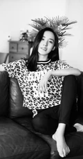王智居家运动休闲写真，身着豹纹T恤，紧身运动裤，身材完美
