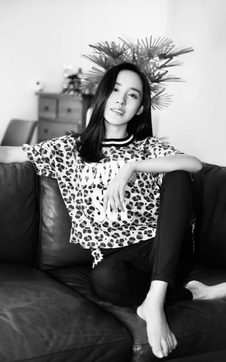王智居家运动休闲写真，身着豹纹T恤，紧身运动裤，身材完美