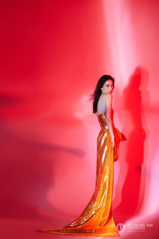 黄圣依时装周盛典活动写真，金色礼裙装优雅长裙礼服，美丽柔美