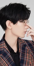 戴眼镜的格调型男成毅，帅气文艺格纹装西服高清写真照