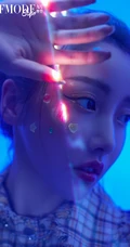 姜贞羽梦幻光影之间展无限魅力杂志写真