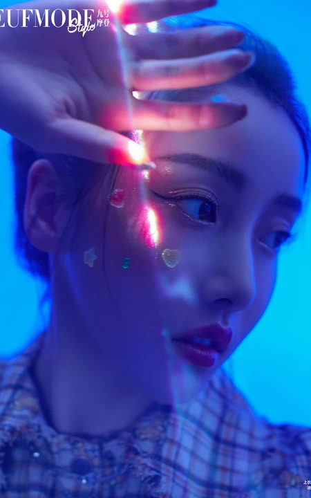 姜贞羽梦幻光影之间展无限魅力杂志写真