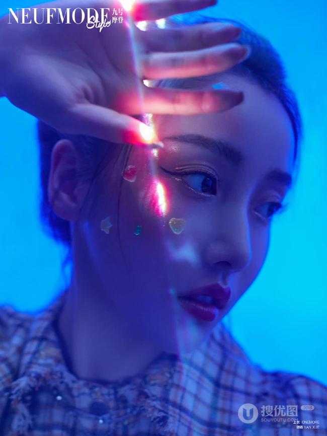 姜贞羽梦幻光影之间展无限魅力杂志写真