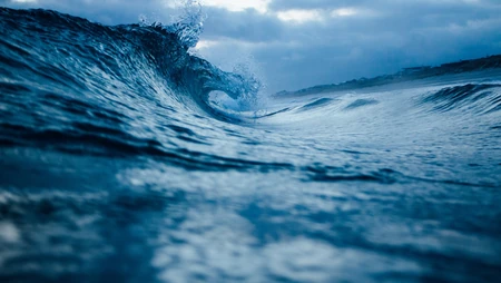 海上激起的海浪摄影电脑壁纸
