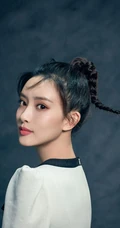 孟子义清新甜美丸子头羊角辫发型可爱写真