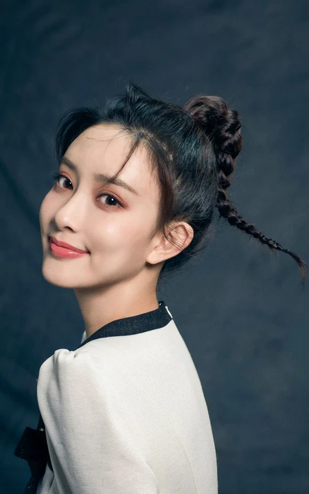 孟子义清新甜美丸子头羊角辫发型可爱写真