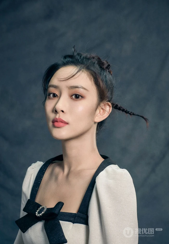 孟子义清新甜美丸子头羊角辫发型可爱写真
