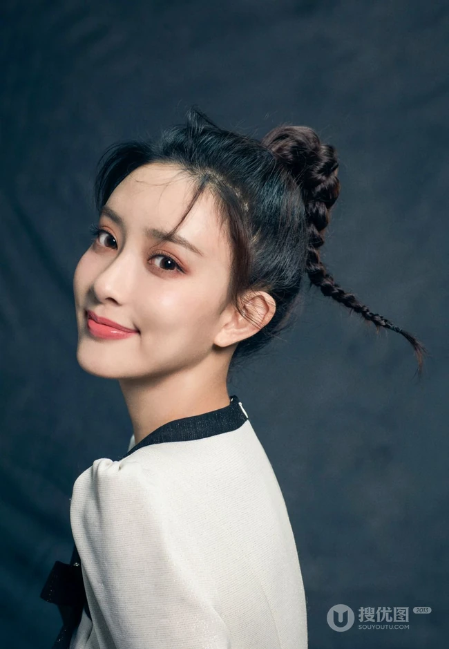 孟子义清新甜美丸子头羊角辫发型可爱写真