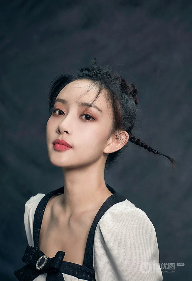 孟子义清新甜美丸子头羊角辫发型可爱写真