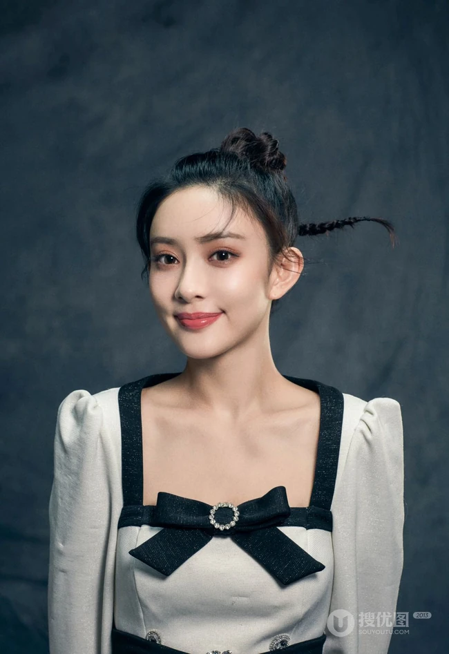 孟子义清新甜美丸子头羊角辫发型可爱写真