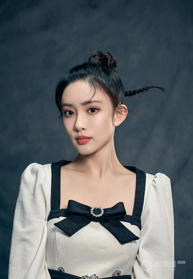 孟子义清新甜美丸子头羊角辫发型可爱写真