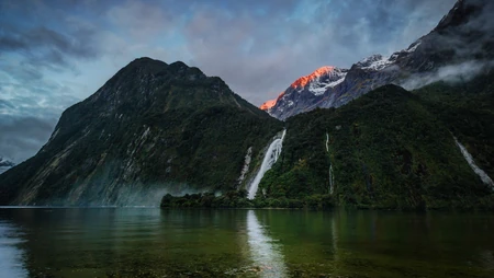 山上的瀑布冲刷着清澈的湖水，绝美山水风景桌面壁纸