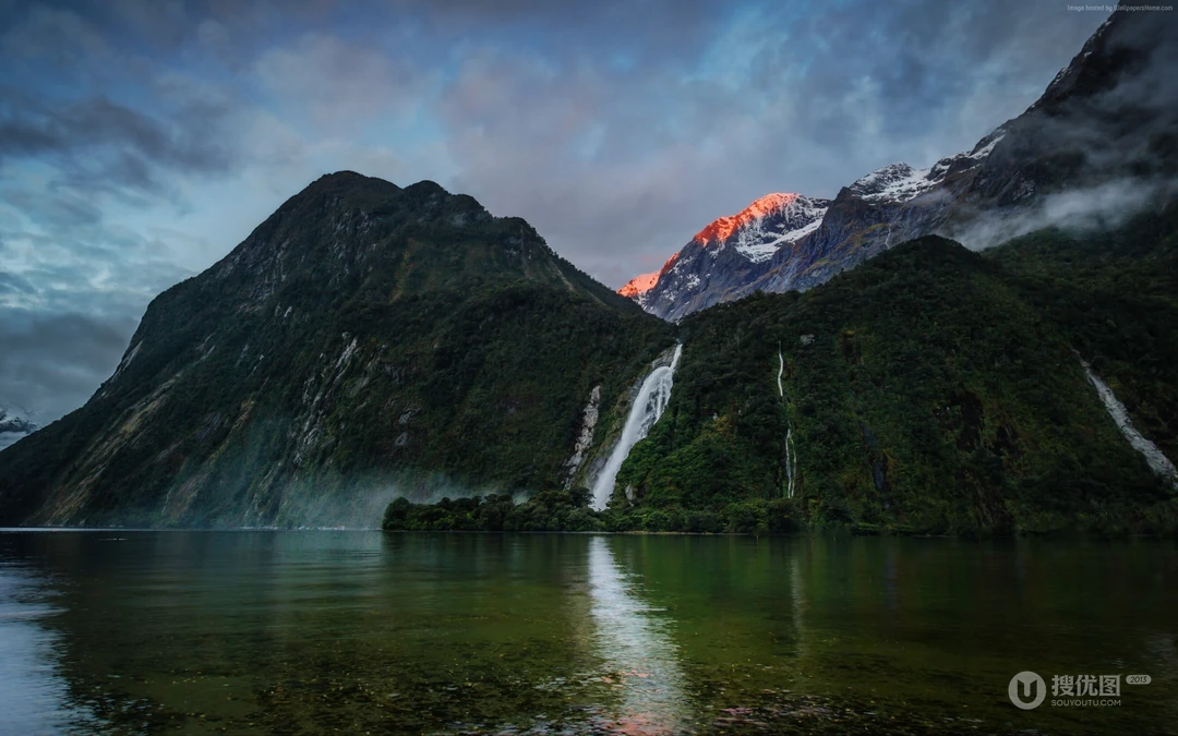 山上的瀑布冲刷着清澈的湖水，绝美山水风景桌面壁纸