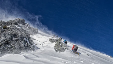 极限登山的登山运动员和高海拔雪山风景壁纸