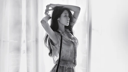 黑白色调站在窗帘前的长发美女高清电脑壁纸