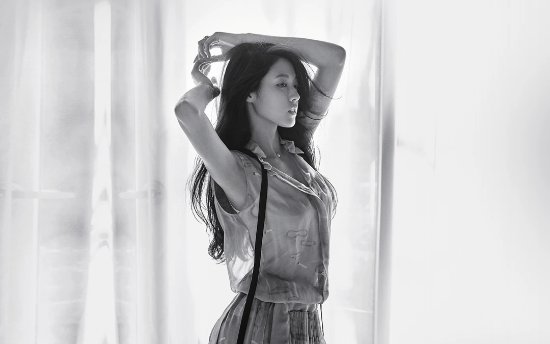 黑白色调站在窗帘前的长发美女高清电脑壁纸