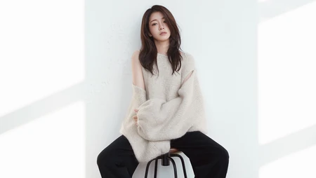 高冷长发美女穿时尚毛衣坐在椅子上的艺术摄影桌面壁纸