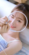 穿蓝色条纹肩带衣短裤的可爱漂亮丸子头少女室内写真照