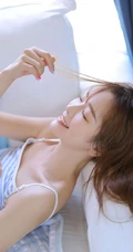穿蓝色条纹肩带衣短裤的可爱漂亮丸子头少女室内写真照