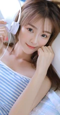 穿蓝色条纹肩带衣短裤的可爱漂亮丸子头少女室内写真照